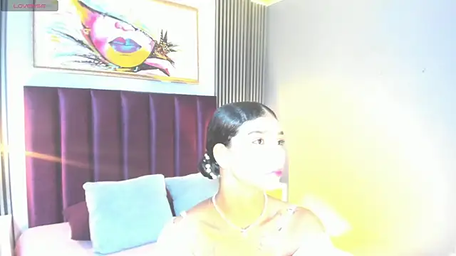 Snapshot of LauraAristizabal chatting on 04-28-26, 12:43 LauraAristizabal online show from 04-28-26, 12:43
