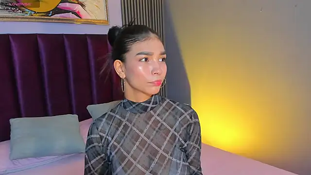 Snapshot of LauraAristizabal chatting on 05-11-26, 11:49 LauraAristizabal online show from 05-11-26, 11:49