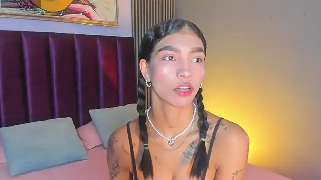 Snapshot of LauraAristizabal chatting on 05-19-26, 11:49 LauraAristizabal online show from 05-19-26, 11:49