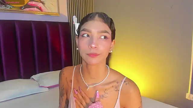 Snapshot of LauraAristizabal chatting on 05-20-26, 12:00 LauraAristizabal online show from 05-20-26, 12:00