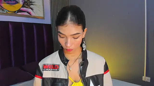 Snapshot of LauraAristizabal chatting on 06-17-26, 12:07 LauraAristizabal online show from 06-17-26, 12:07