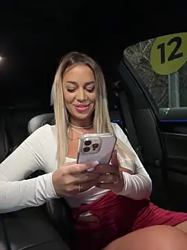 Snapshot of KirstieVegas chatting on 01-12-25, 04:29 KirstieVegas online show from 01-12-25, 04:29