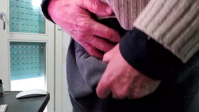 Snapshot of Unicum900 chatting on 12-22-24, 09:44 Unicum900 online show from 12-22-24, 09:44