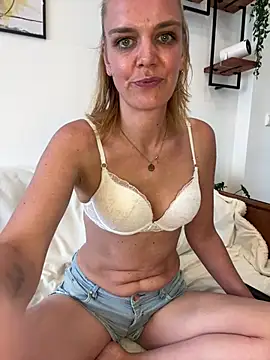 Snapshot of Suesse_Schnitte chatting on 07-14-26, 10:21 Suesse Schnitte online show from 07-14-26, 10:21
