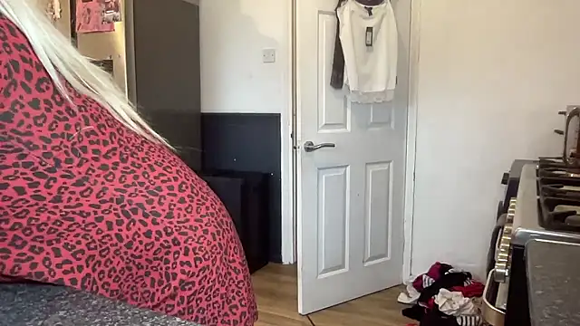 Snapshot of Bustyblondebabe32 chatting on 06-07-26, 06:11 Bustyblondebabe32 online show from 06-07-26, 06:11