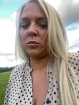 Snapshot of Bustyblondebabe32 chatting on 06-18-26, 07:40 Bustyblondebabe32 online show from 06-18-26, 07:40