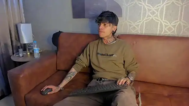 Snapshot of AcidMilo chatting on 12-10-24, 01:00 AcidMilo online show from 12-10-24, 01:00