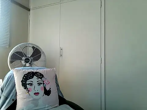 Snapshot of Charlie-Crawford chatting on 05-11-26, 02:45 Charlie-Crawford online show from 05-11-26, 02:45