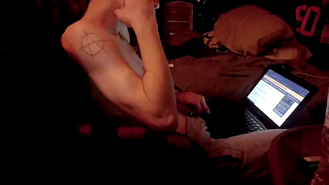 Snapshot of xxxTony999 chatting on 11-04-25, 11:37 xxxTony999 online show from 11-04-25, 11:37