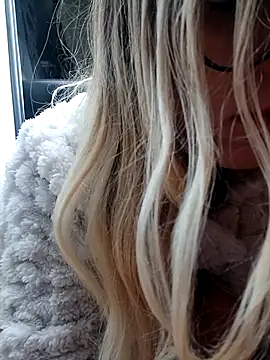 Snapshot of dolcehelena993 chatting on 11-15-25, 09:17 dolcehelena993 online show from 11-15-25, 09:17