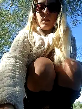 Snapshot of dolcehelena993 chatting on 11-20-25, 10:59 dolcehelena993 online show from 11-20-25, 10:59