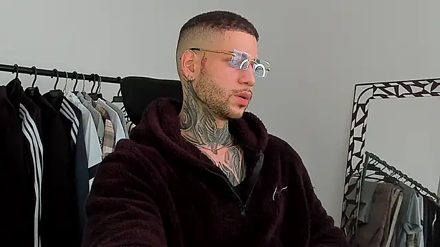 Snapshot of _jamesleandros1 chatting on 11-23-25, 02:28 jamesleandros1 online show from 11-23-25, 02:28