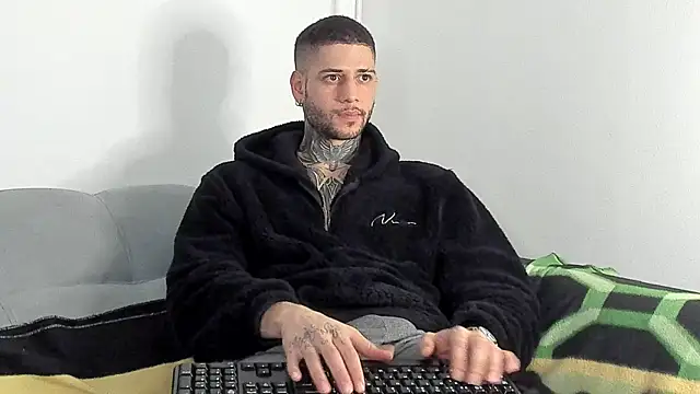 Snapshot of _jamesleandros1 chatting on 11-28-25, 12:41 jamesleandros1 online show from 11-28-25, 12:41