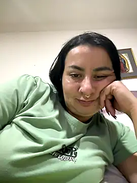 Abril Luv online show from 12-17-25, 01:22