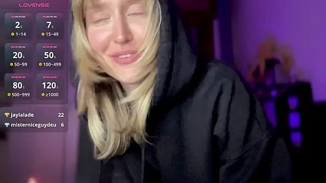 Snapshot of iilovetomatoes chatting on 11-10-25, 07:35 iilovetomatoes online show from 11-10-25, 07:35