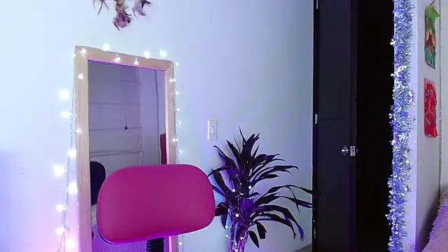 Snapshot of alisseallie chatting on 12-20-24, 03:36 alisseallie online show from 12-20-24, 03:36