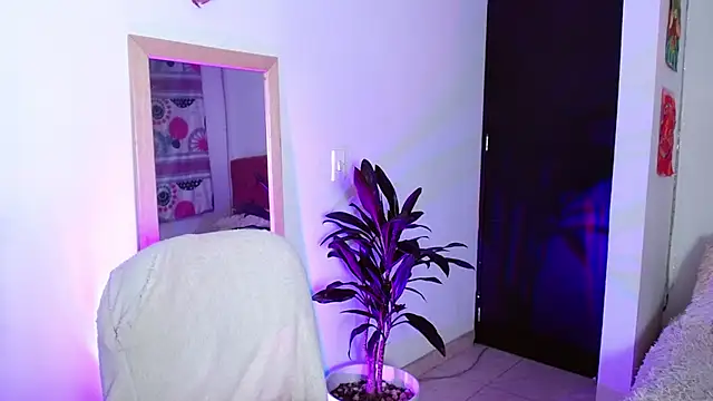 Snapshot of alisseallie chatting on 03-16-25, 11:25 alisseallie online show from 03-16-25, 11:25