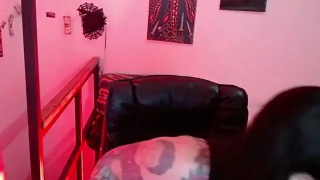 Snapshot of VampGirl1 chatting on 01-04-25, 11:43 VampGirl1 online show from 01-04-25, 11:43