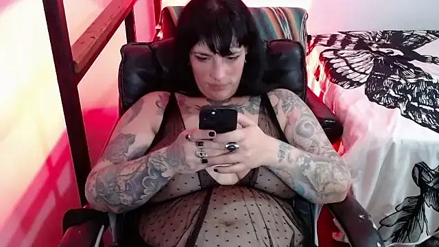 Snapshot of VampGirl1 chatting on 01-12-25, 04:50 VampGirl1 online show from 01-12-25, 04:50