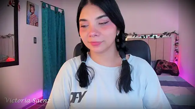 Snapshot of victoriaasaenz_ chatting on 12-17-25, 12:38 victoriaasaenz online show from 12-17-25, 12:38