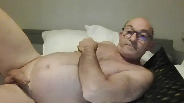 Snapshot of chrichri38@xh chatting on 02-13-25, 10:22 chrichri38xh online show from 02-13-25, 10:22