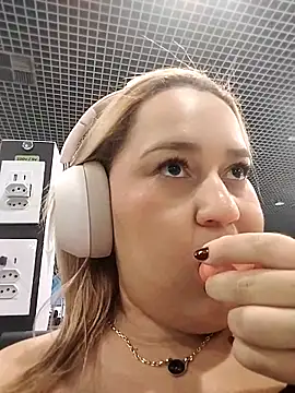 Snapshot of MinaBoss chatting on 09-12-25, 01:17 MinaBoss online show from 09-12-25, 01:17