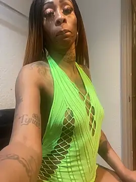 Snapshot of SlimBeenBadd1981 chatting on 01-05-25, 08:32 SlimBeenBadd1981 online show from 01-05-25, 08:32