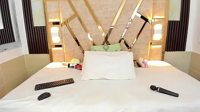 Athenea Mills online show from 01-18-25, 06:43