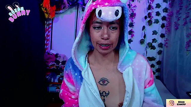 Snapshot of Roxanbunny1 chatting on 09-15-25, 02:44 Roxanbunny1 online show from 09-15-25, 02:44