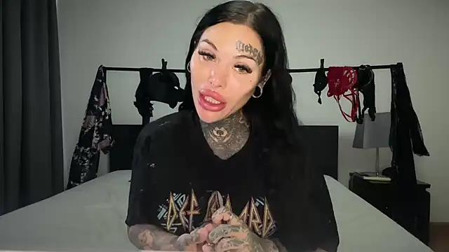 claudiacvc95 online show from 11-06-25, 03:07