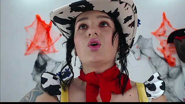 Sisirojas online show from 10-31-25, 02:12