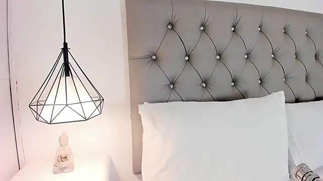 Snapshot of Victoriaxx_ chatting on 02-15-25, 08:01 Victoriaxx online show from 02-15-25, 08:01