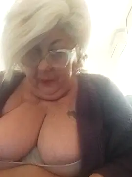 Snapshot of Merilulla chatting on 02-19-25, 02:01 Merilulla online show from 02-19-25, 02:01