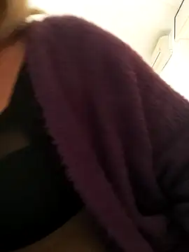 Snapshot of Merilulla chatting on 03-17-25, 03:18 Merilulla online show from 03-17-25, 03:18