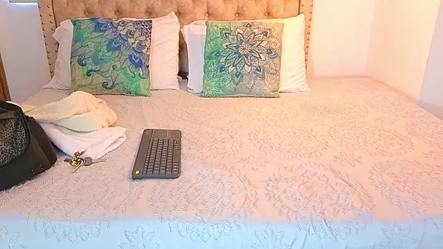 Snapshot of KeryHillson chatting on 10-26-25, 02:34 KeryHillson online show from 10-26-25, 02:34