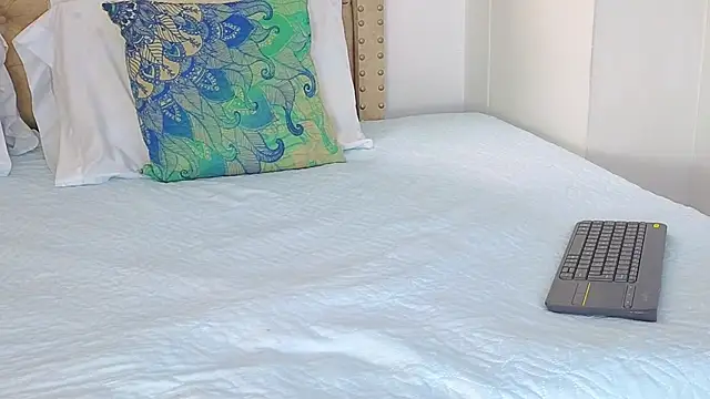 Snapshot of KeryHillson chatting on 10-27-25, 01:48 KeryHillson online show from 10-27-25, 01:48