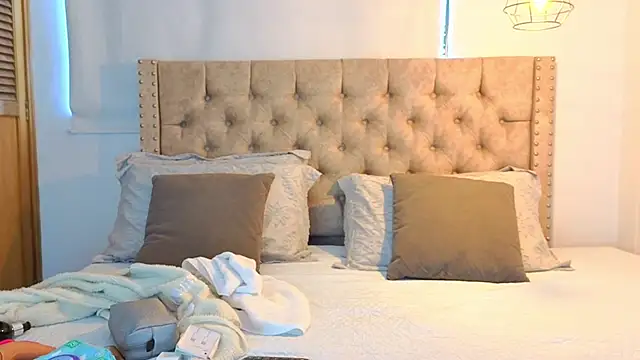 Snapshot of KeryHillson chatting on 11-25-25, 11:54 KeryHillson online show from 11-25-25, 11:54