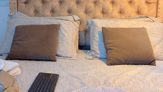 KeryHillson online show from 02-18-26, 01:29