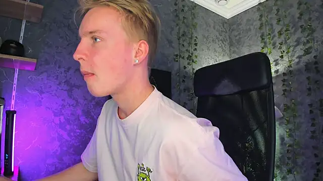 Snapshot of AlexxSweet chatting on 10-18-25, 06:26 AlexxSweet online show from 10-18-25, 06:26