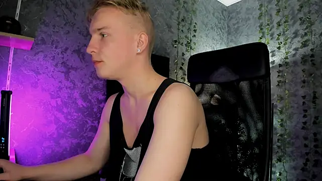 Snapshot of AlexxSweet chatting on 10-25-25, 06:54 AlexxSweet online show from 10-25-25, 06:54