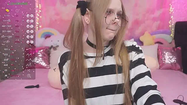 Snapshot of minx_g1rl chatting on 01-17-25, 06:15 minx g1rl online show from 01-17-25, 06:15