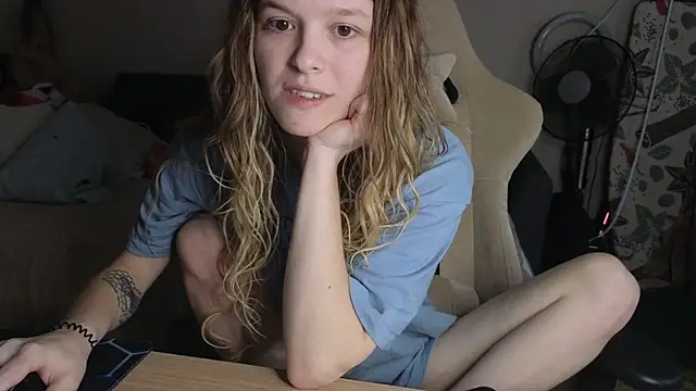 Snapshot of Nate__ chatting on 11-25-25, 04:12 Nate online show from 11-25-25, 04:12