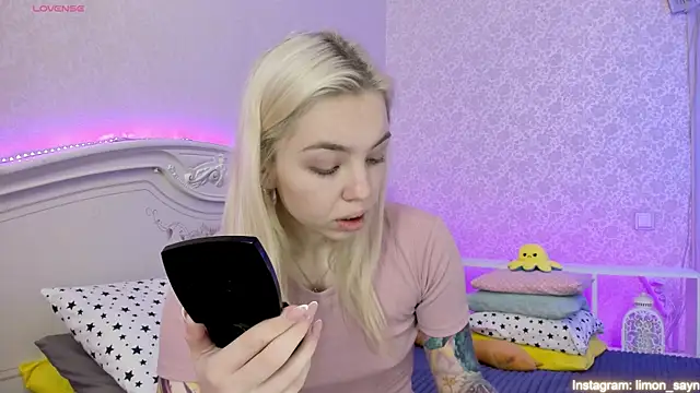 Snapshot of LillyMoure_ chatting on 02-10-25, 11:45 LillyMoure online show from 02-10-25, 11:45