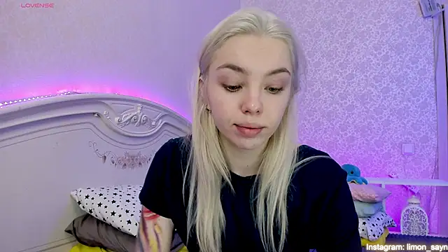 Snapshot of LillyMoure_ chatting on 02-16-25, 12:08 LillyMoure online show from 02-16-25, 12:08