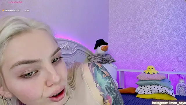 Snapshot of LillyMoure_ chatting on 02-19-25, 04:34 LillyMoure online show from 02-19-25, 04:34