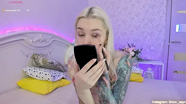 Snapshot of LillyMoure_ chatting on 03-09-25, 12:00 LillyMoure online show from 03-09-25, 12:00