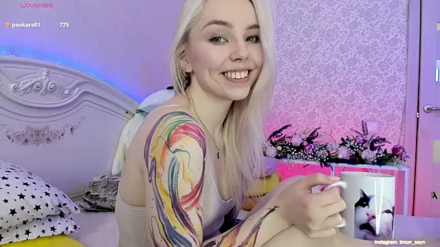 Snapshot of LillyMoure_ chatting on 03-11-25, 03:05 LillyMoure online show from 03-11-25, 03:05