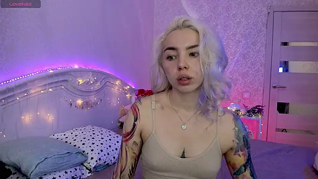 Snapshot of LillyMoure_ chatting on 09-23-25, 11:30 LillyMoure online show from 09-23-25, 11:30