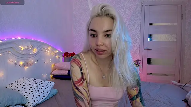 Snapshot of LillyMoure_ chatting on 09-29-25, 11:20 LillyMoure online show from 09-29-25, 11:20