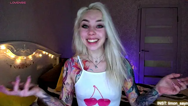 Snapshot of LillyMoure_ chatting on 06-20-26, 11:07 LillyMoure online show from 06-20-26, 11:07